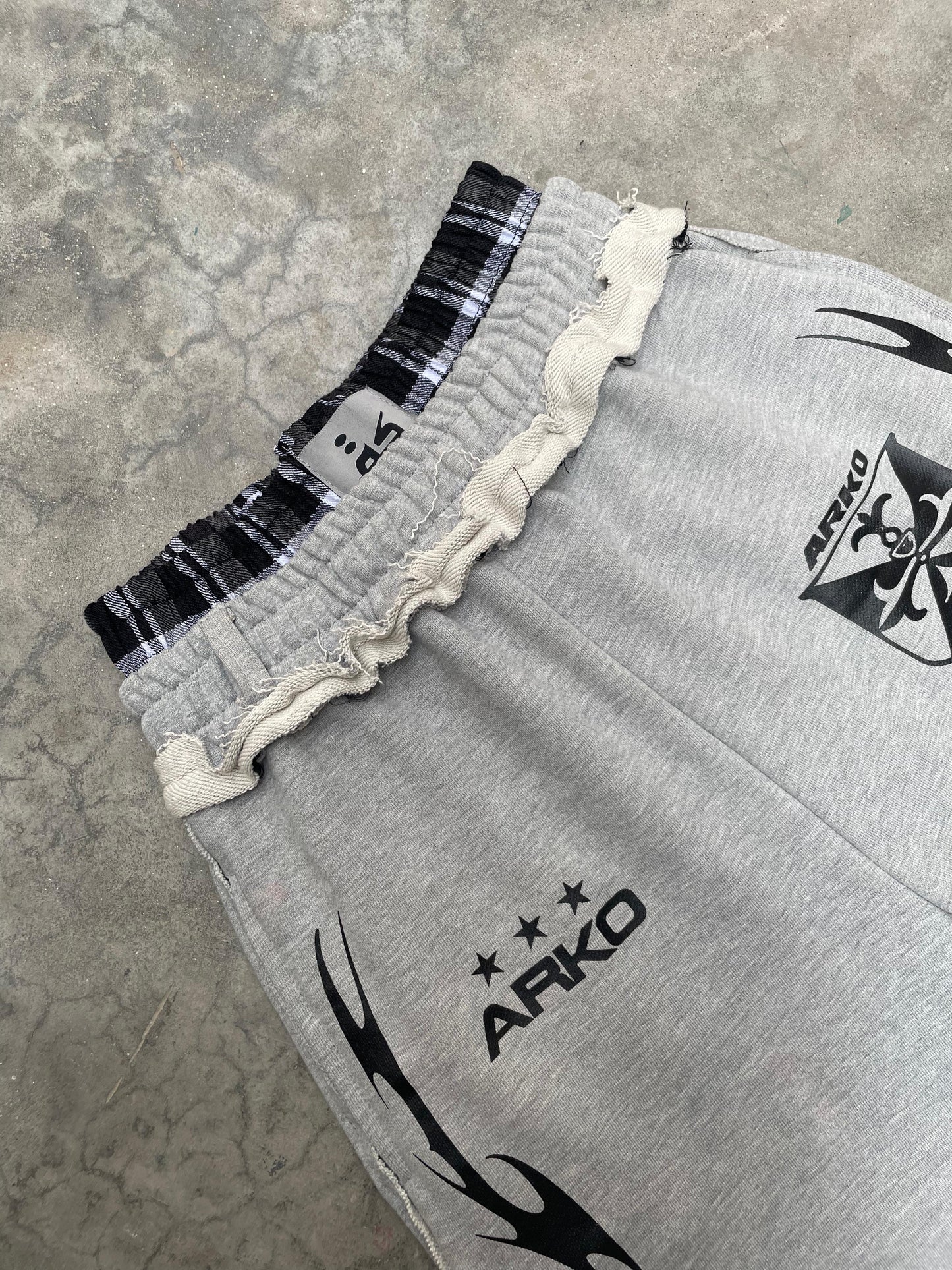 DISTRESSED BOXER SHORTS (GREY)